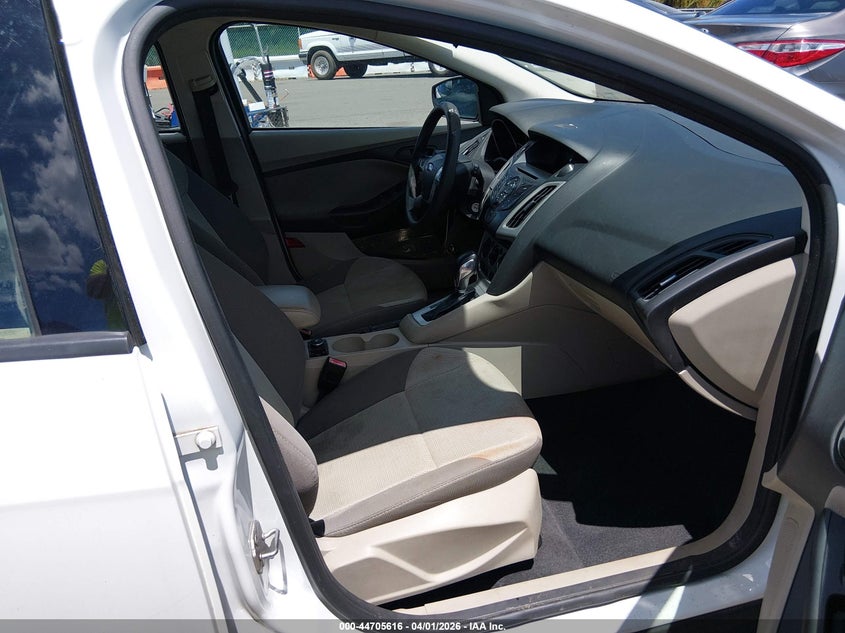 1FAHP3K28CL356509 2012 Ford Focus 2.0 Se white