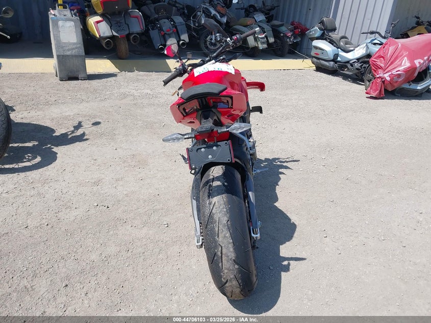 2026 Ducati Streetfighter V4/V4S VIN: ZDMFAK6W4TB001745 Lot: 44706103