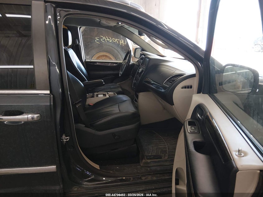 2014 Chrysler Town & Country Touring-L