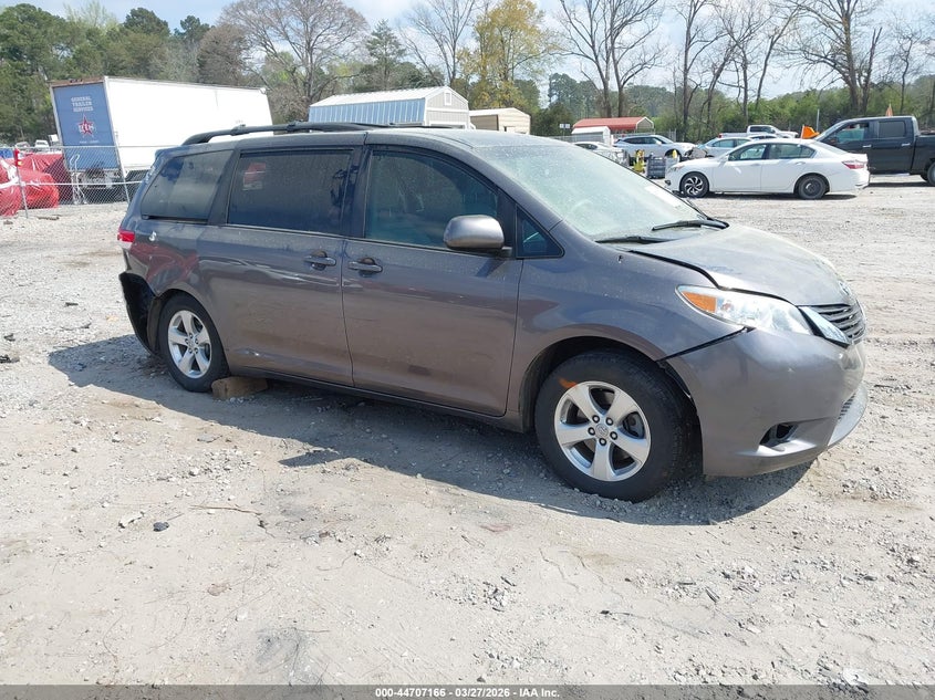 2013 Toyota Sienna Le V6 8 Passenger