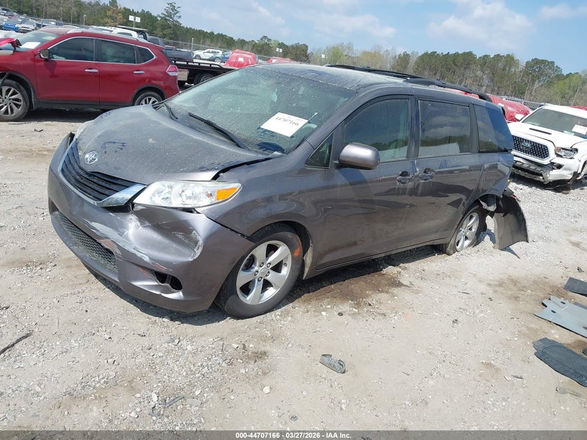 2013 Toyota Sienna Le V6 8 Passenger