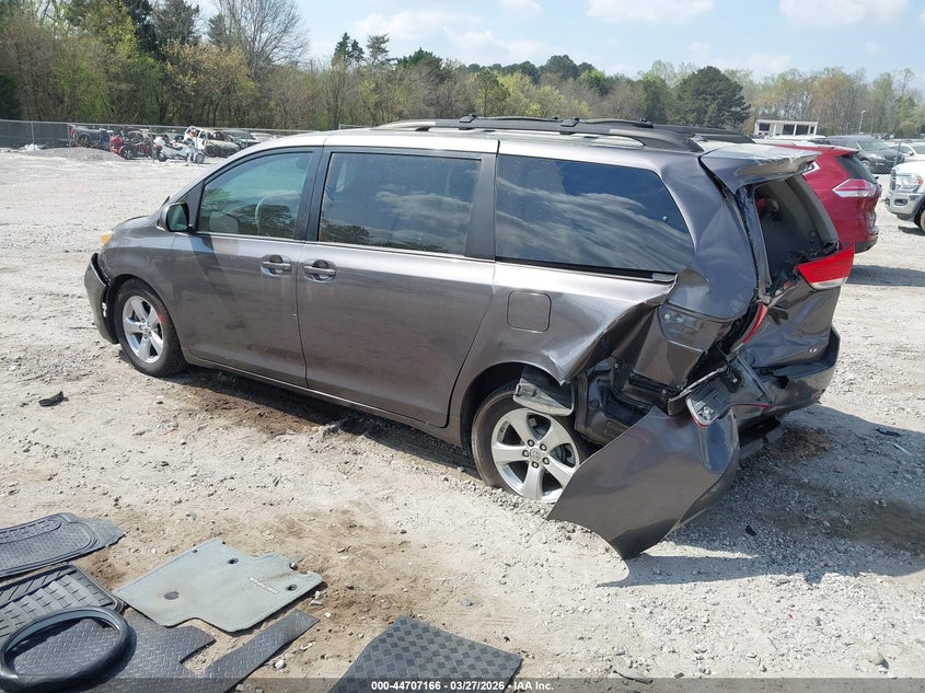 2013 Toyota Sienna Le V6 8 Passenger