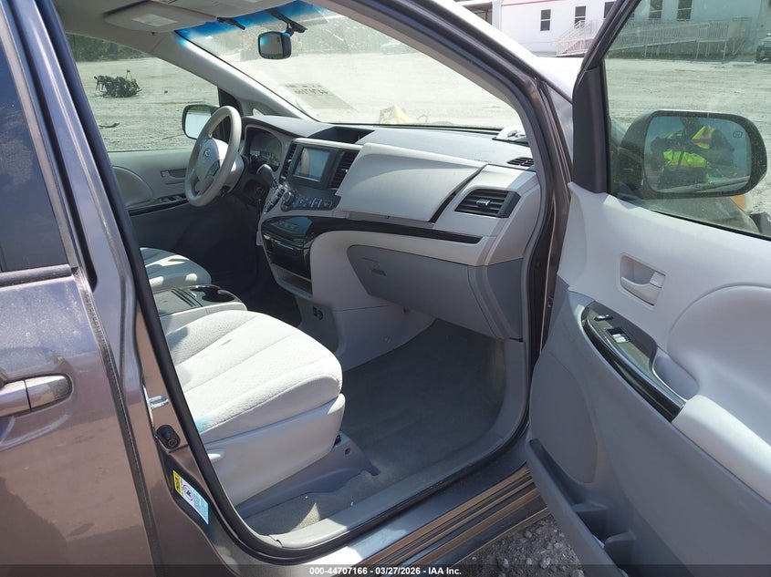 2013 Toyota Sienna Le V6 8 Passenger