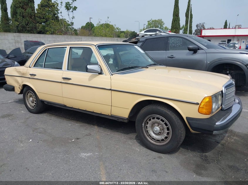 1981 MERCEDES-BENZ 300 D