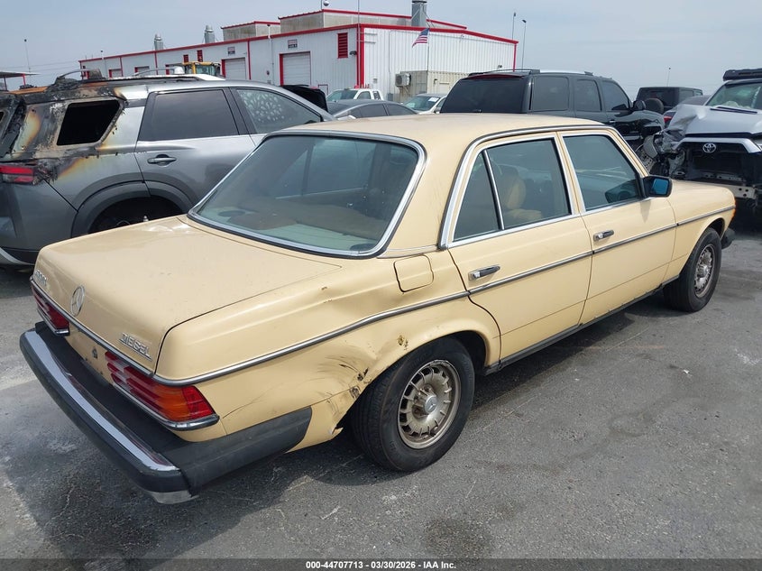 1981 MERCEDES-BENZ 300 auction photo 4