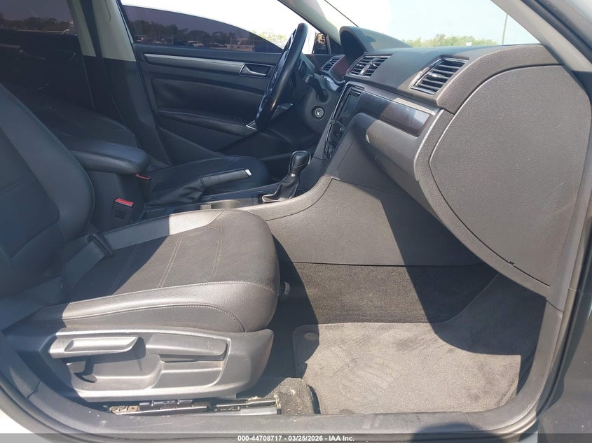 2017 Volkswagen Passat 1.8T R-Line