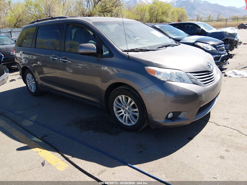 2013 Toyota Sienna Xle V6 8 Passenger
