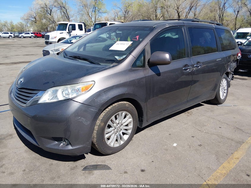2013 Toyota Sienna Xle V6 8 Passenger