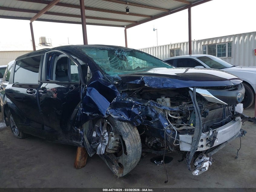 VIN 5TDJRKECXMS065367 2021 TOYOTA SIENNA XLE