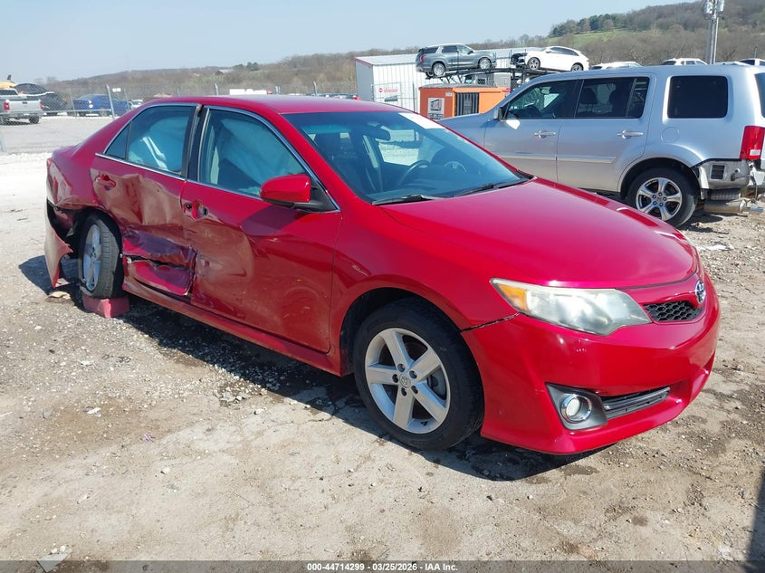 2014 TOYOTA CAMRY SE