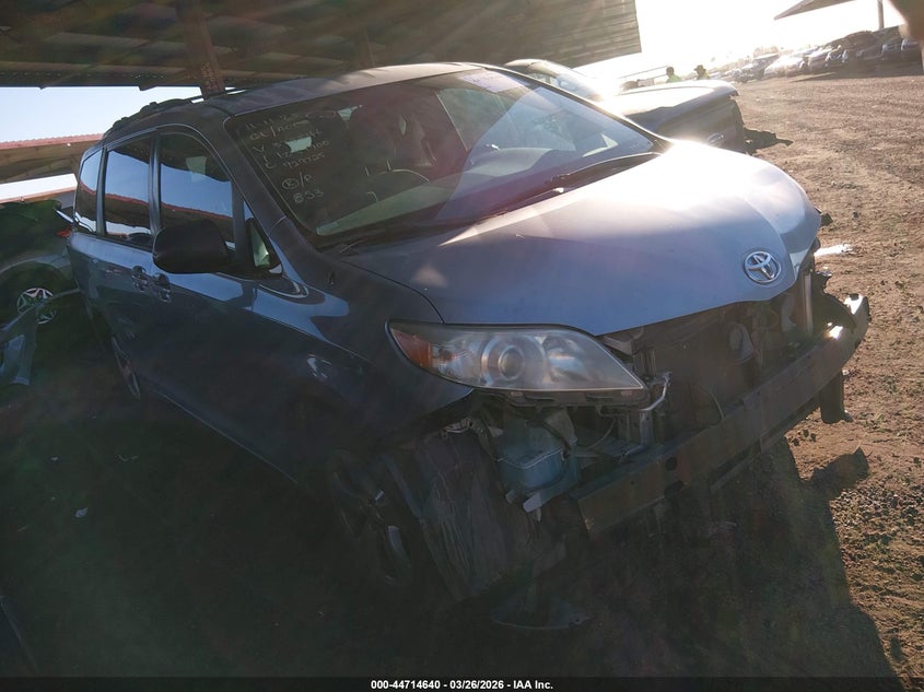 2013 Toyota Sienna Le V6 8 Passenger