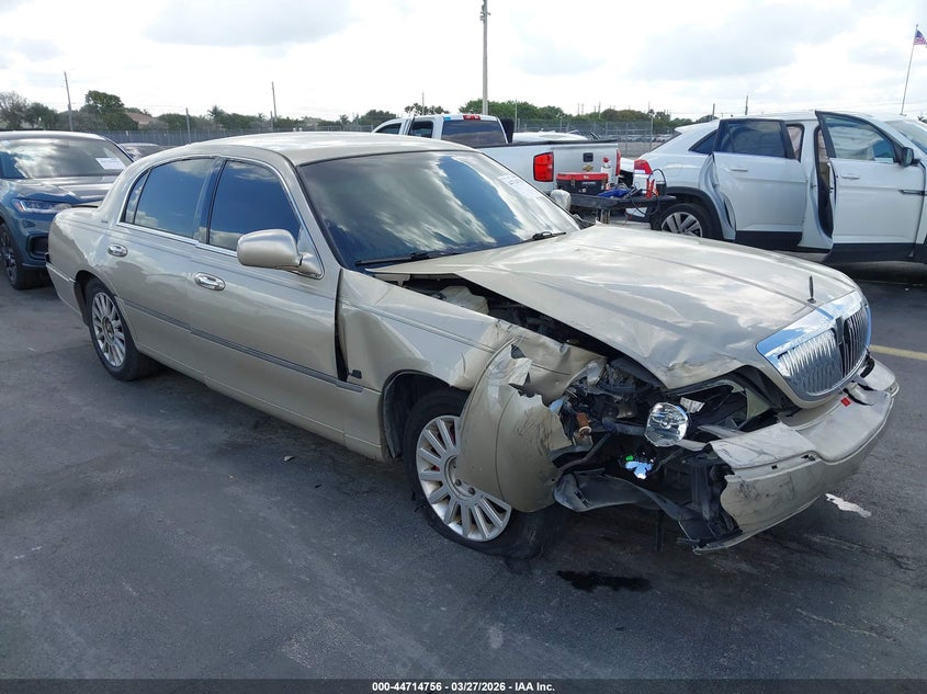 2005 Lincoln Town Car Signature