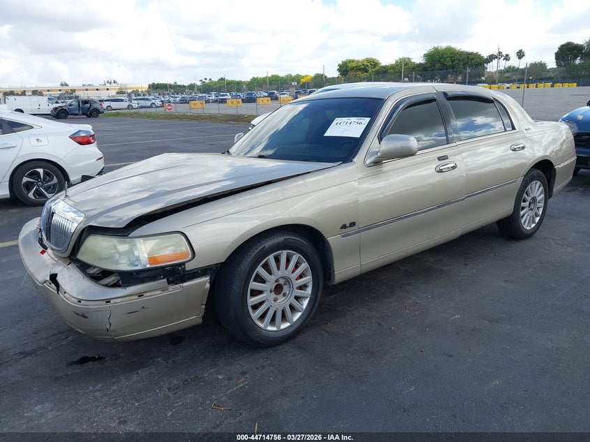 2005 Lincoln Town Car Signature