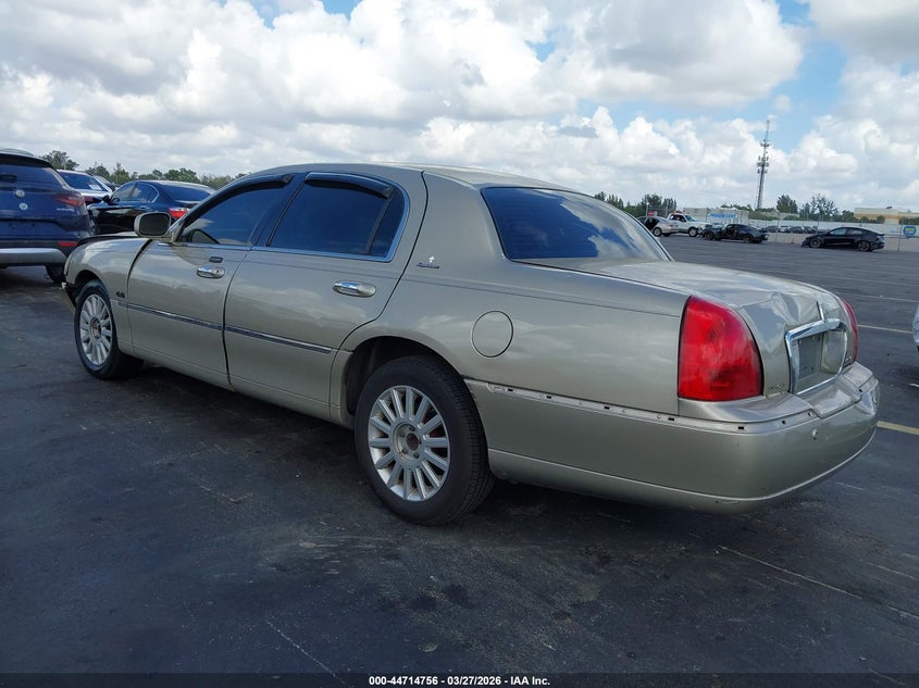 2005 Lincoln Town Car Signature