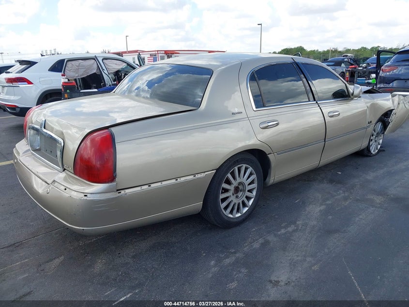 2005 Lincoln Town Car Signature