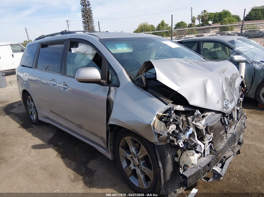 2015 Toyota Sienna Se 8 Passenger