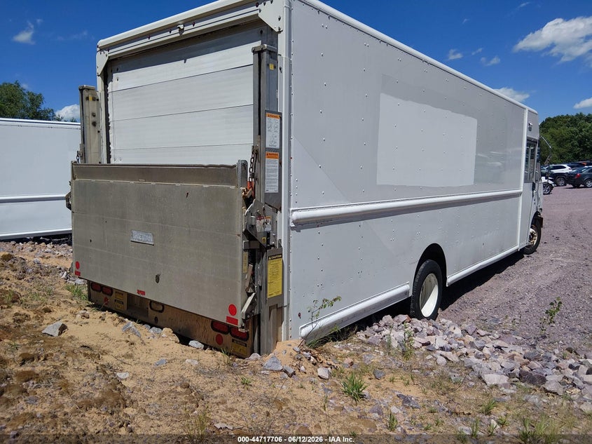 2015 FORD F-59 COMMERCIAL STRIPPED auction photo 4