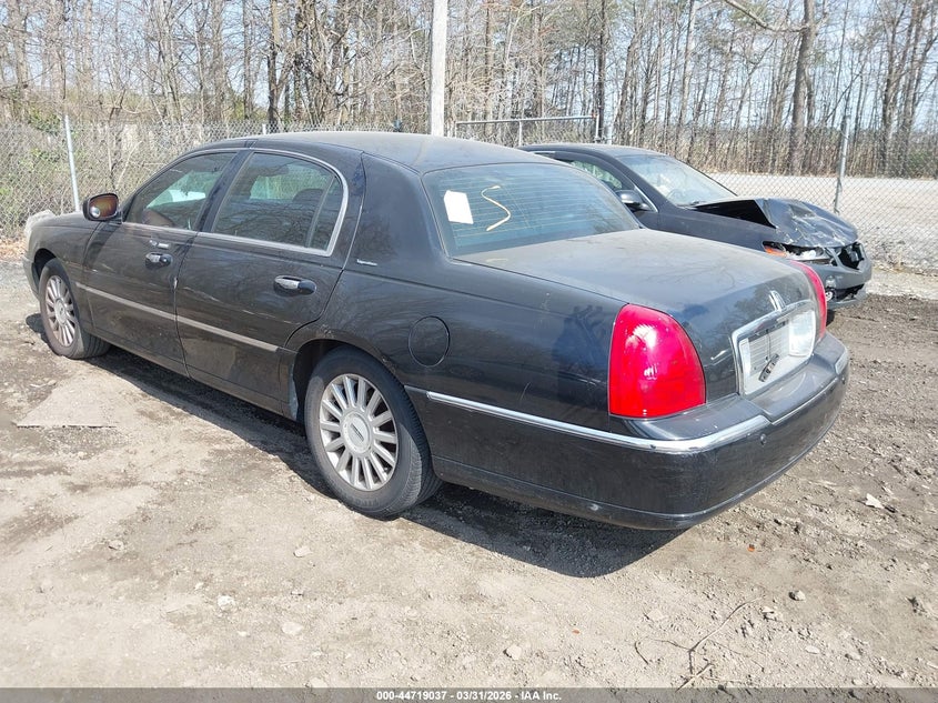 2005 Lincoln Town Car Signature