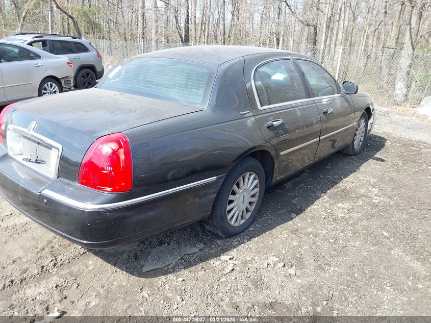 2005 Lincoln Town Car Signature