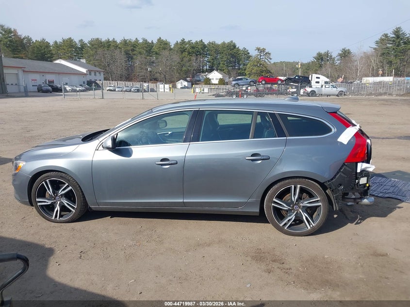 2017 Volvo V60 T6 R-Design Platinum VIN: YV149MSS8H1373557 Lot: 44719987