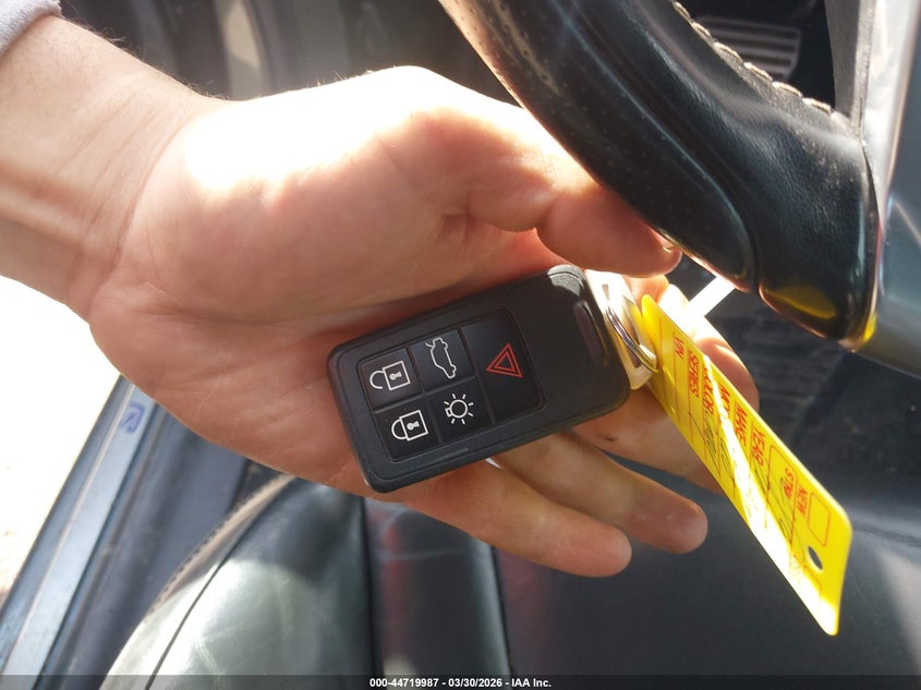 2017 Volvo V60 T6 R-Design Platinum VIN: YV149MSS8H1373557 Lot: 44719987