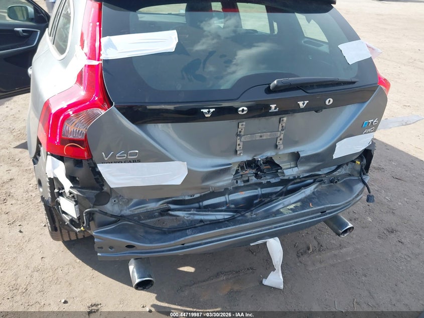 2017 Volvo V60 T6 R-Design Platinum VIN: YV149MSS8H1373557 Lot: 44719987