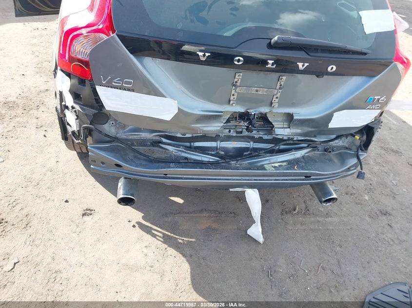 2017 Volvo V60 T6 R-Design Platinum VIN: YV149MSS8H1373557 Lot: 44719987