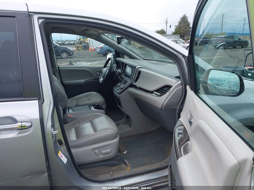 VIN 5TDYZ3DCXJS935684 2018 TOYOTA SIENNA XLE PREMIUM 8 PASSENGER