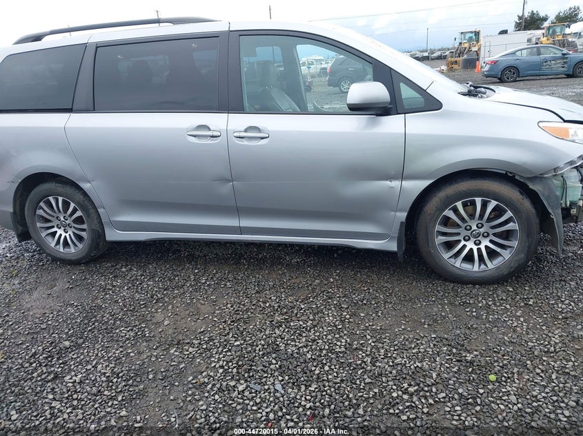 VIN 5TDYZ3DCXJS935684 2018 TOYOTA SIENNA XLE PREMIUM 8 PASSENGER