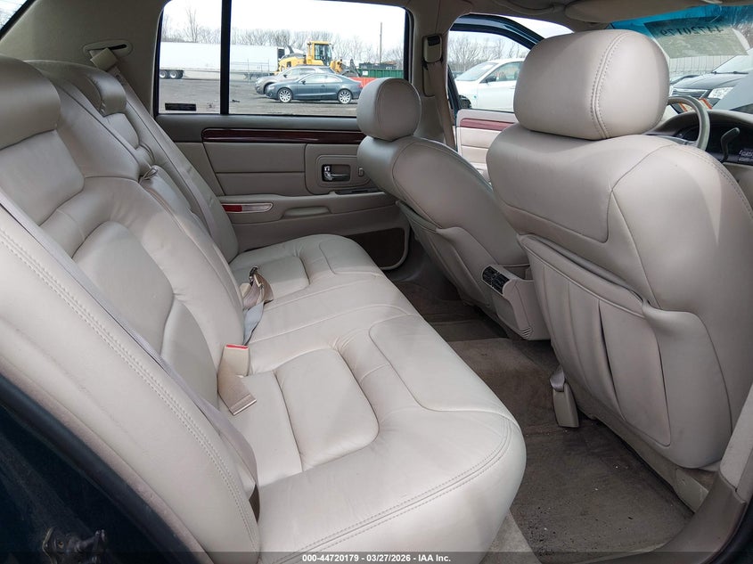 1998 Cadillac Deville Standard VIN: 1G6KD54Y7WU781811 Lot: 44720179