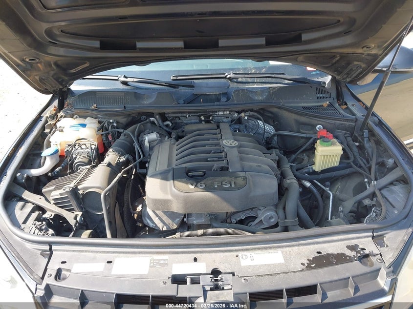 2014 Volkswagen Touareg 3.6L Lux VIN: WVGEF9BP2ED012617 Lot: 44720434