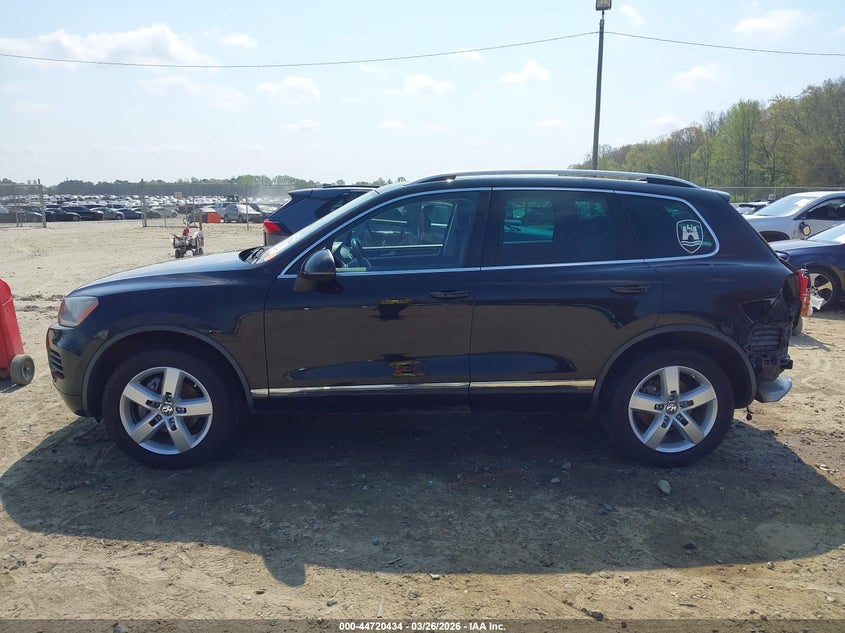 2014 Volkswagen Touareg 3.6L Lux VIN: WVGEF9BP2ED012617 Lot: 44720434