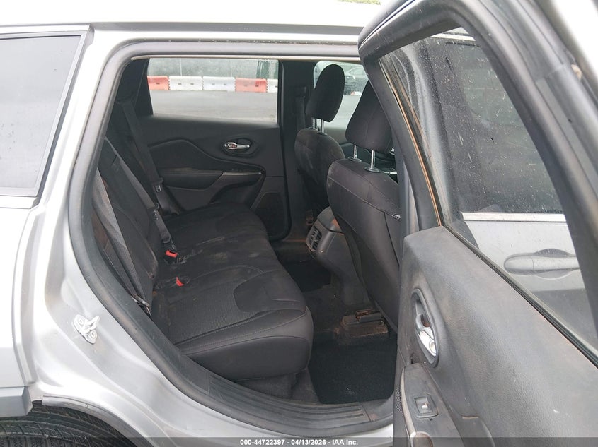 2019 JEEP CHEROKEE auction photo 8