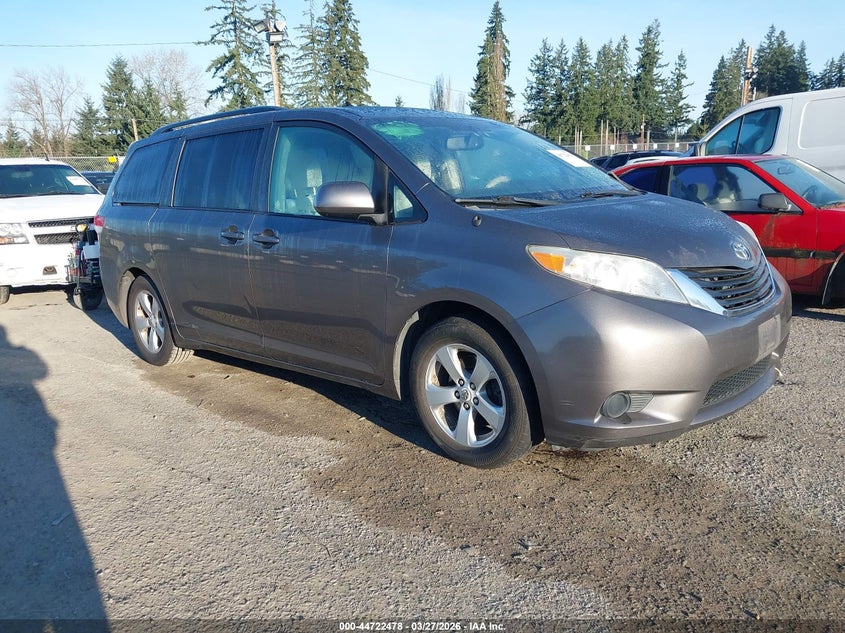 2012 Toyota Sienna Le V6 8 Passenger