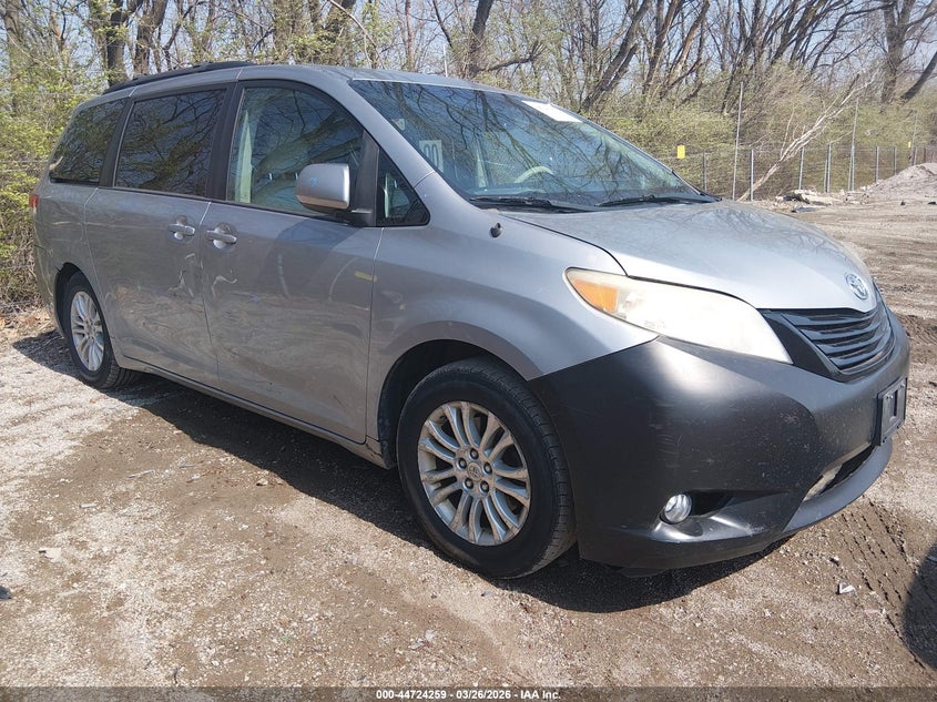 2012 Toyota Sienna Xle V6 8 Passenger