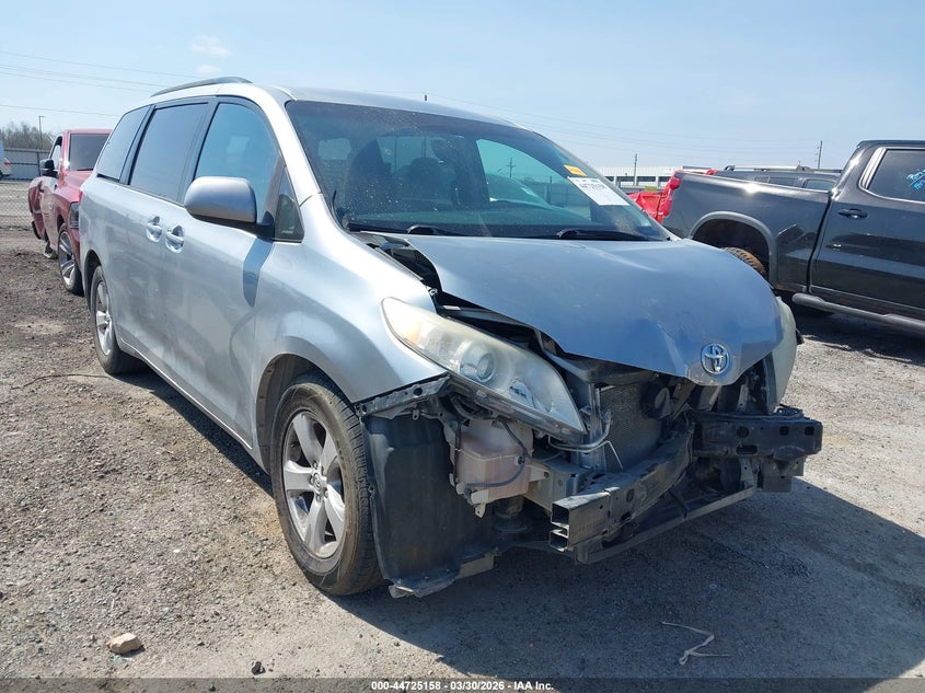 TOYOTA SIENNA - zdjęcie 1
