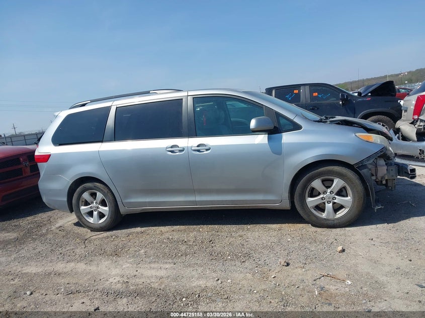 TOYOTA SIENNA - zdjęcie 14