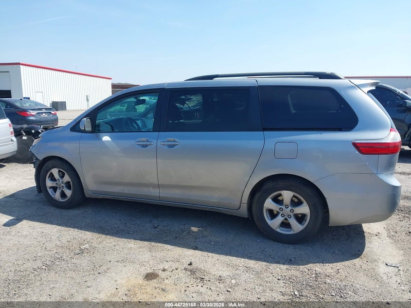 TOYOTA SIENNA - zdjęcie 15