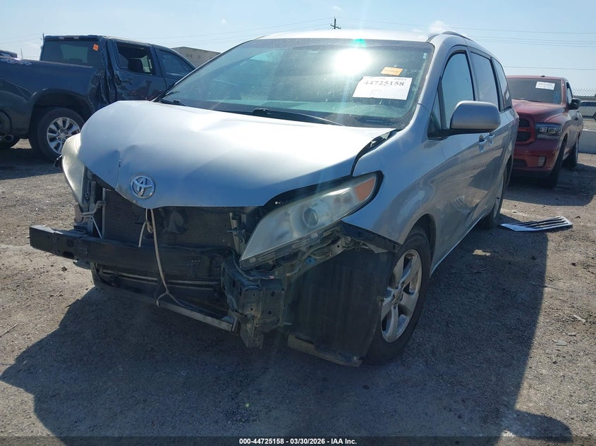 TOYOTA SIENNA - zdjęcie 2