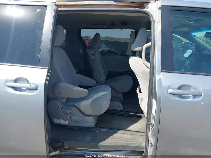 TOYOTA SIENNA - zdjęcie 8