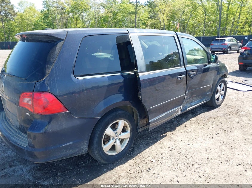 2010 Volkswagen Routan Se
