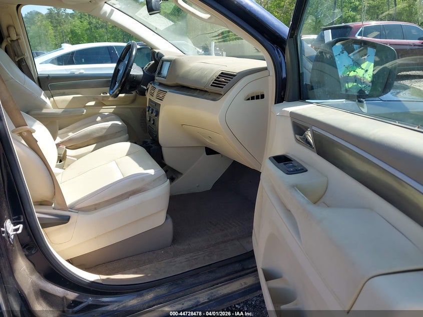 2010 Volkswagen Routan Se