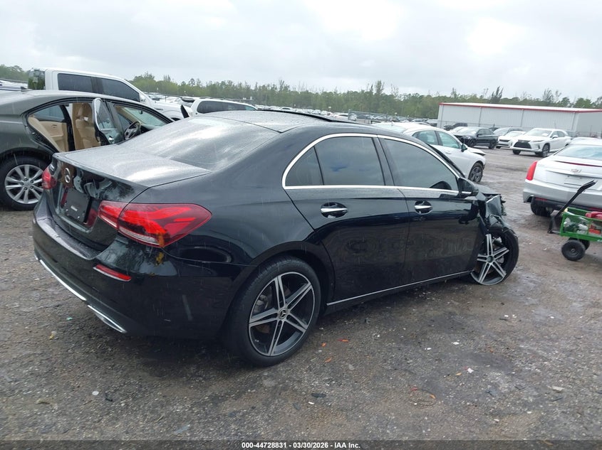 2022 Mercedes-Benz A 220