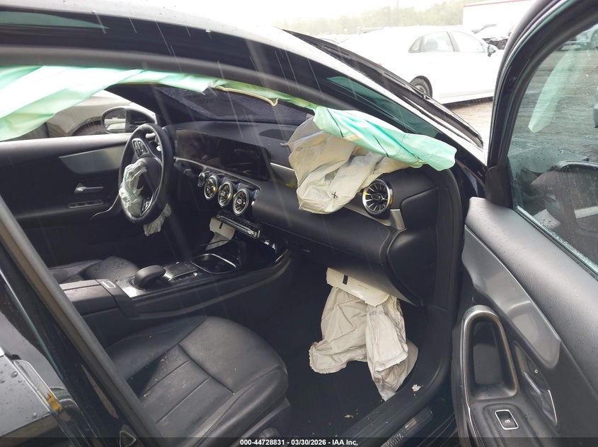 2022 Mercedes-Benz A 220