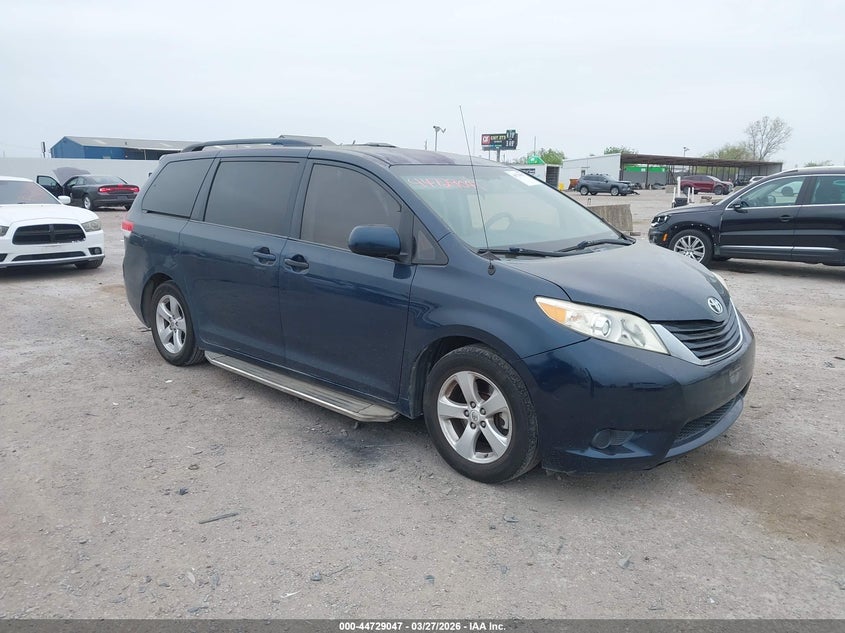 2012 Toyota Sienna Le V6 8 Passenger