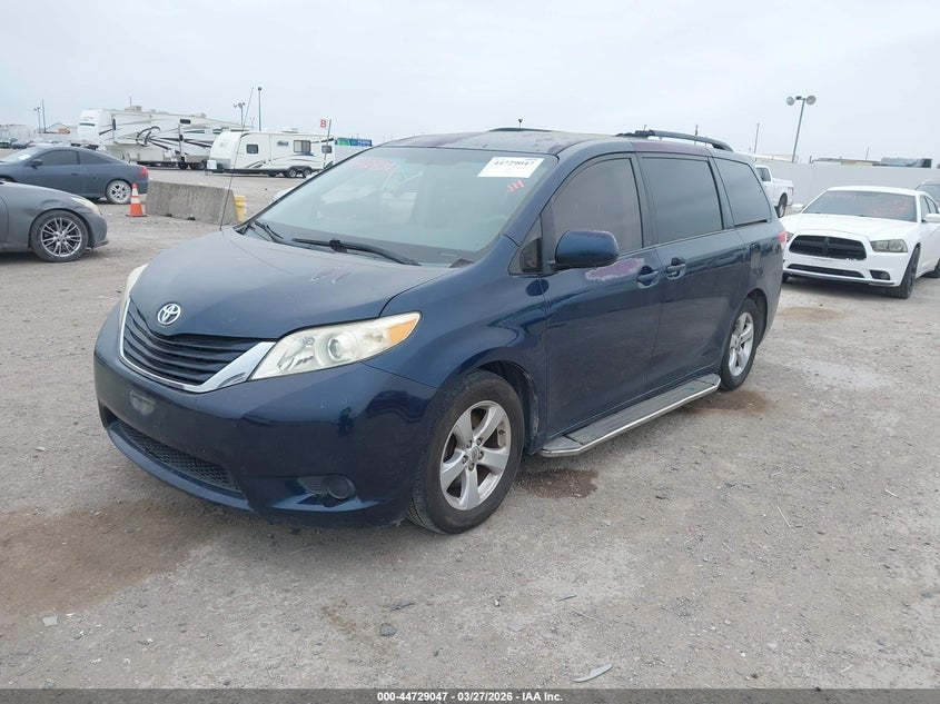 2012 Toyota Sienna Le V6 8 Passenger