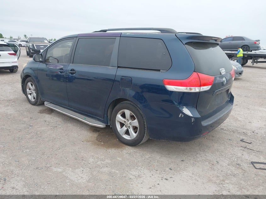 2012 Toyota Sienna Le V6 8 Passenger