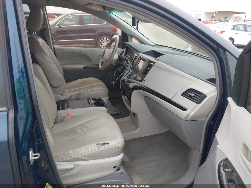 2012 Toyota Sienna Le V6 8 Passenger