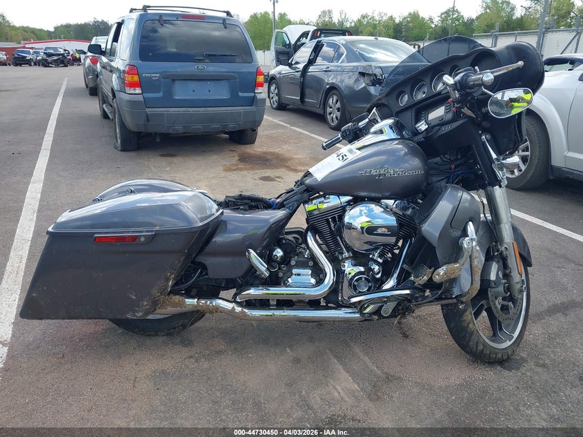 2014 Harley-Davidson Flhx Street Glide VIN: 1HD1KBM10EB696043 Lot: 44730450