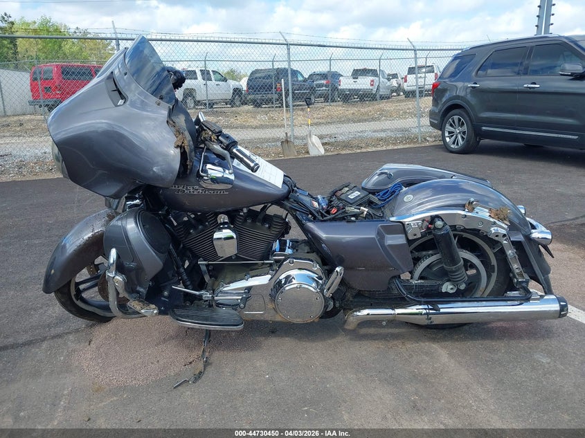 2014 Harley-Davidson Flhx Street Glide VIN: 1HD1KBM10EB696043 Lot: 44730450